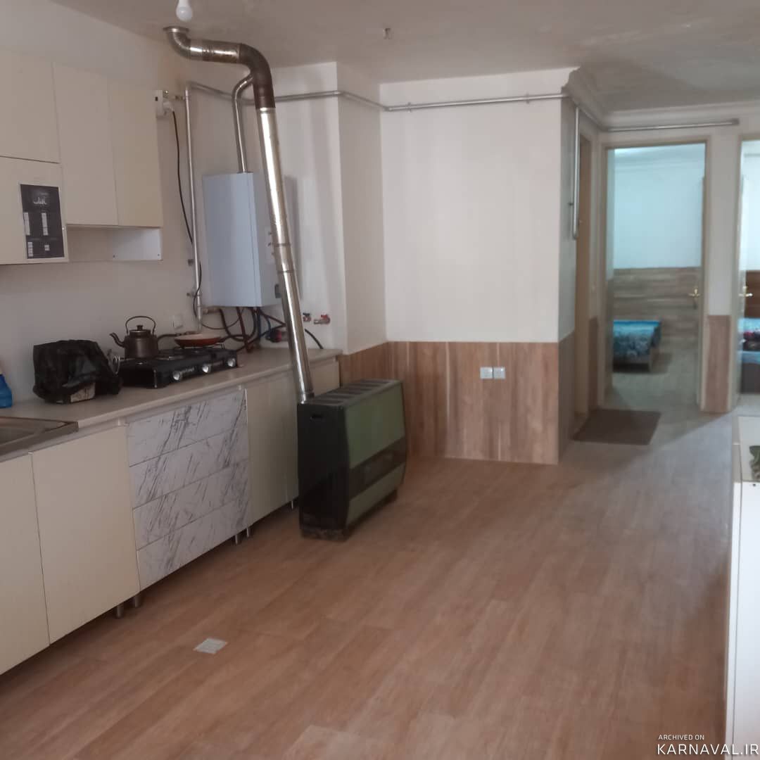 آپارتمان چهار طبقه، واحد 4، در مرکز شهر