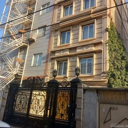 آپارتمان چهار طبقه، واحد 4، در مرکز شهر آپارتمان چهار طبقه، واحد 4، در مرکز شهر