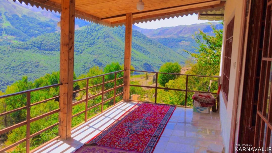ویلا چوبی در باغی چشم نواز