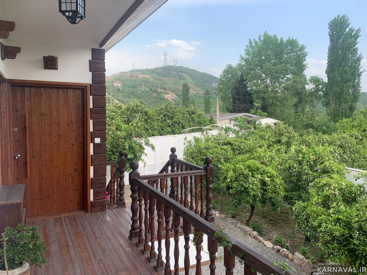 ویلایی با منظره کوه و جنگل نزدیک به رودخانه