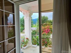 ویلای تک خواب نوساز با منظرهی کوهستان ویلای تک خواب نوساز با منظرهی کوهستان