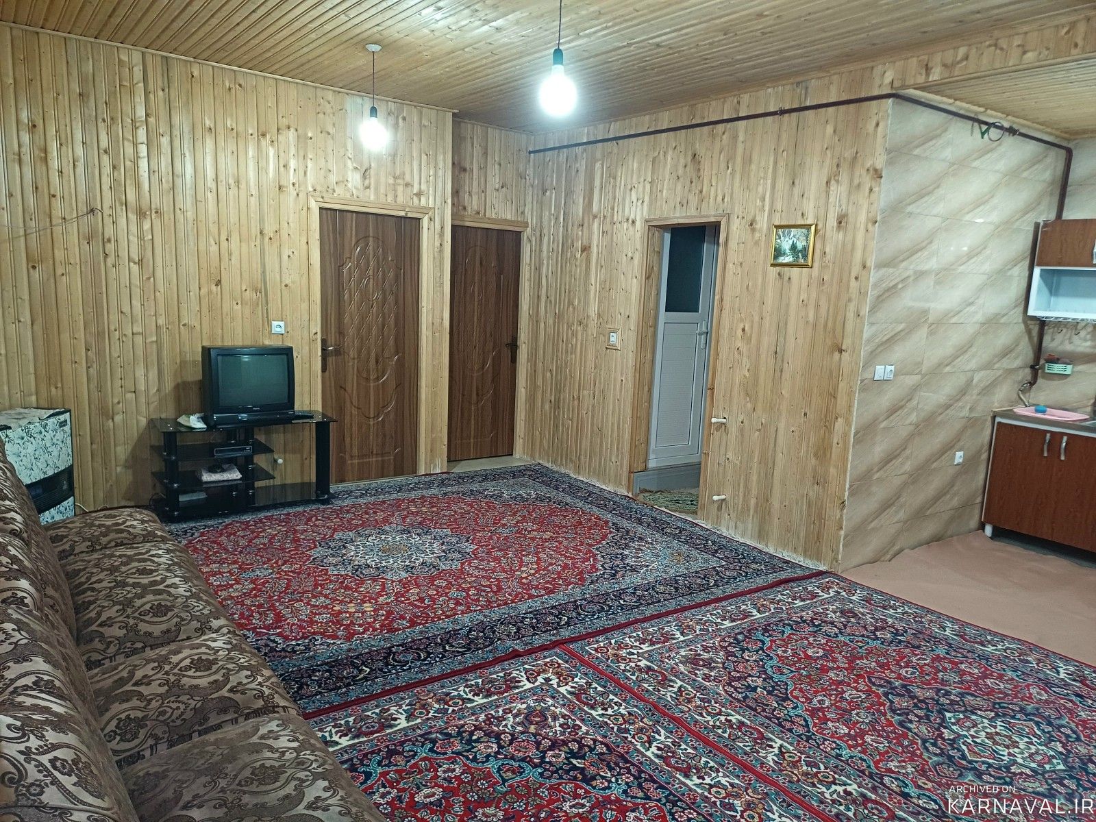 کلبه چوبی جنگلی دامون با منظره رودخانه