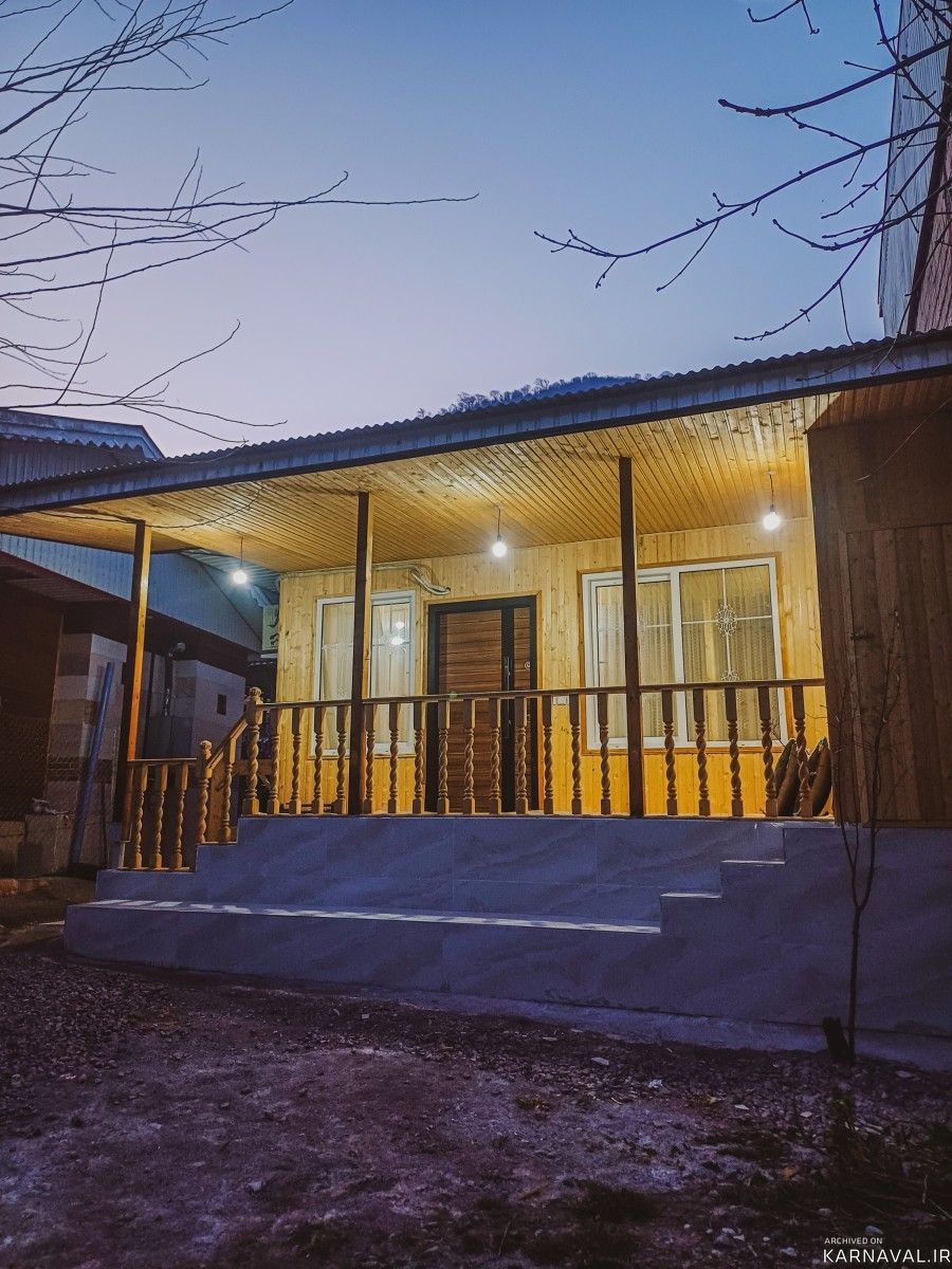 کلبه چوبی جنگلی دامون با منظره رودخانه