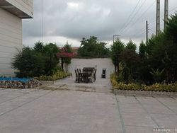 ویلای سه خوابه به همراه باغ زیبا و حوض در حیاط ویلای سه خوابه به همراه باغ زیبا و حوض در حیاط