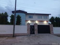 ویلای سه خوابه به همراه باغ زیبا و حوض در حیاط ویلای سه خوابه به همراه باغ زیبا و حوض در حیاط