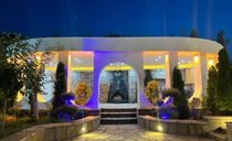 عمارت آنا دارای استخر و جکوزی آبگرم عمارت آنا دارای استخر و جکوزی آبگرم
