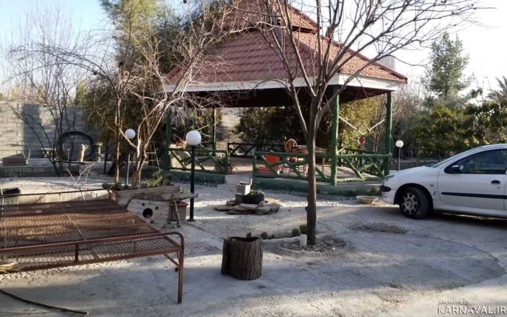 کلبه چوبی دوبلکس تک خواب در باغی فضاسازی شده
