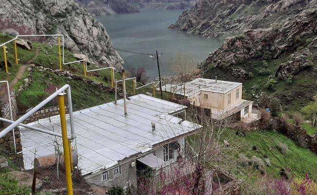 منزل ویلایی دارای تراسی با چشم انداز کوهستان منزل ویلایی دارای تراسی با چشم انداز کوهستان
