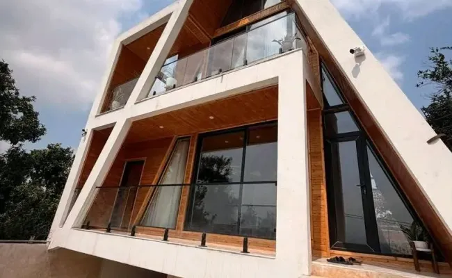 کلبه سوئیسی چوبین ماه با جکوزی بابل کلبه سوئیسی چوبین ماه با جکوزی بابل